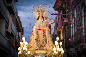 La Virgen de los Desamparados en procesión en Torrent con pétalos de flores.