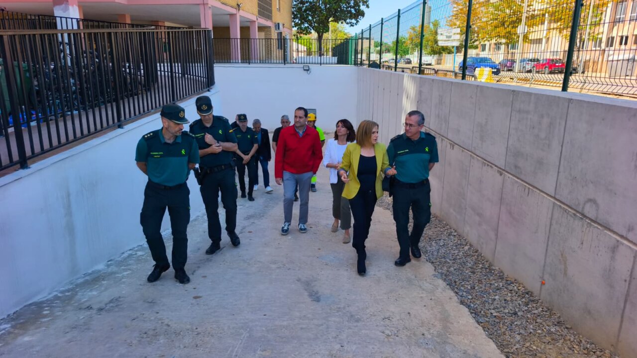 Delegados y policías caminando en Paiporta durante una visita oficial.