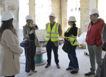 Paiporta aprueba incorporar nuevas actuaciones ante los daños detectados en las obras de Villa Amparo Grupo de personas en una obra de construcción con cascos y chalecos de seguridad
