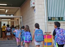 Xirivella sumará una segunda aula UECO en el CEIP Ramón y Cajal a partir del curso 2026-2027 Estudiantes ingresando al CEIP Ramón y Cajal en Xirivella con mochilas