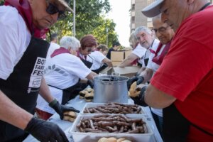 Voluntarios preparando bocadillos de botifarra en el Botifarra Fest de Xirivella