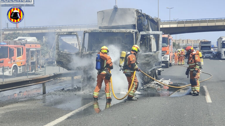 Arde un camión de recogida de residuos en el kilómetro 351 de la A-3