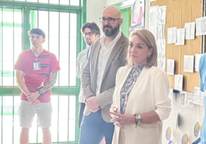 Camarero resalta el punto de información del IVAJ en el Centro Penitenciario de Picassent como una referencia en España