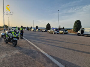 detiene a seis motoristas por conducción temeraria en grupo en la A-7