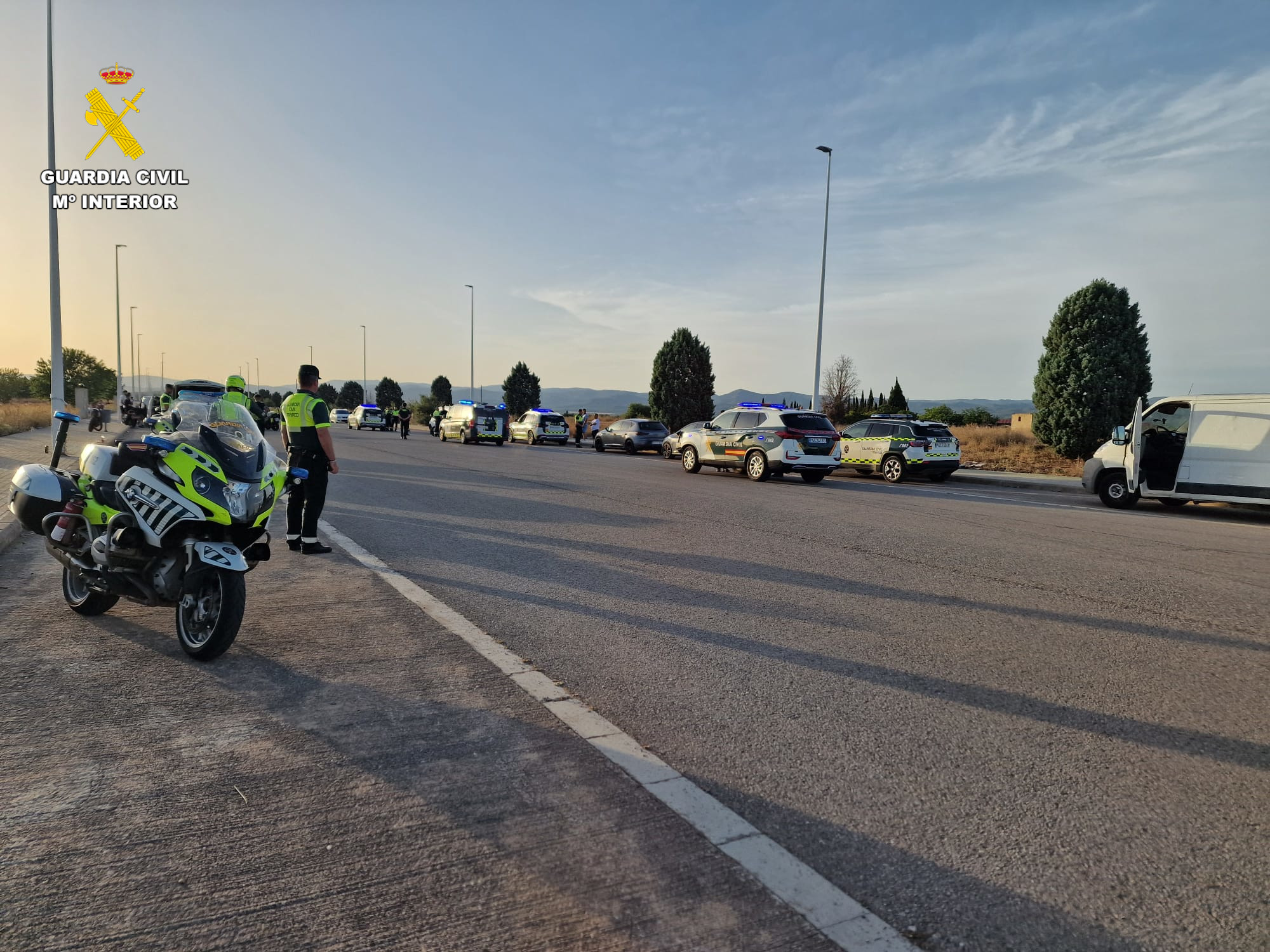detiene a seis motoristas por conducción temeraria en grupo en la A-7