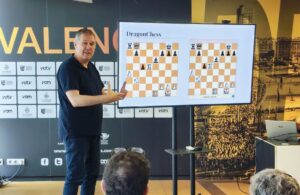 El gran maestro explicando su DragonChess en el Día del Ajedrez en la Comunidad Valenciana
