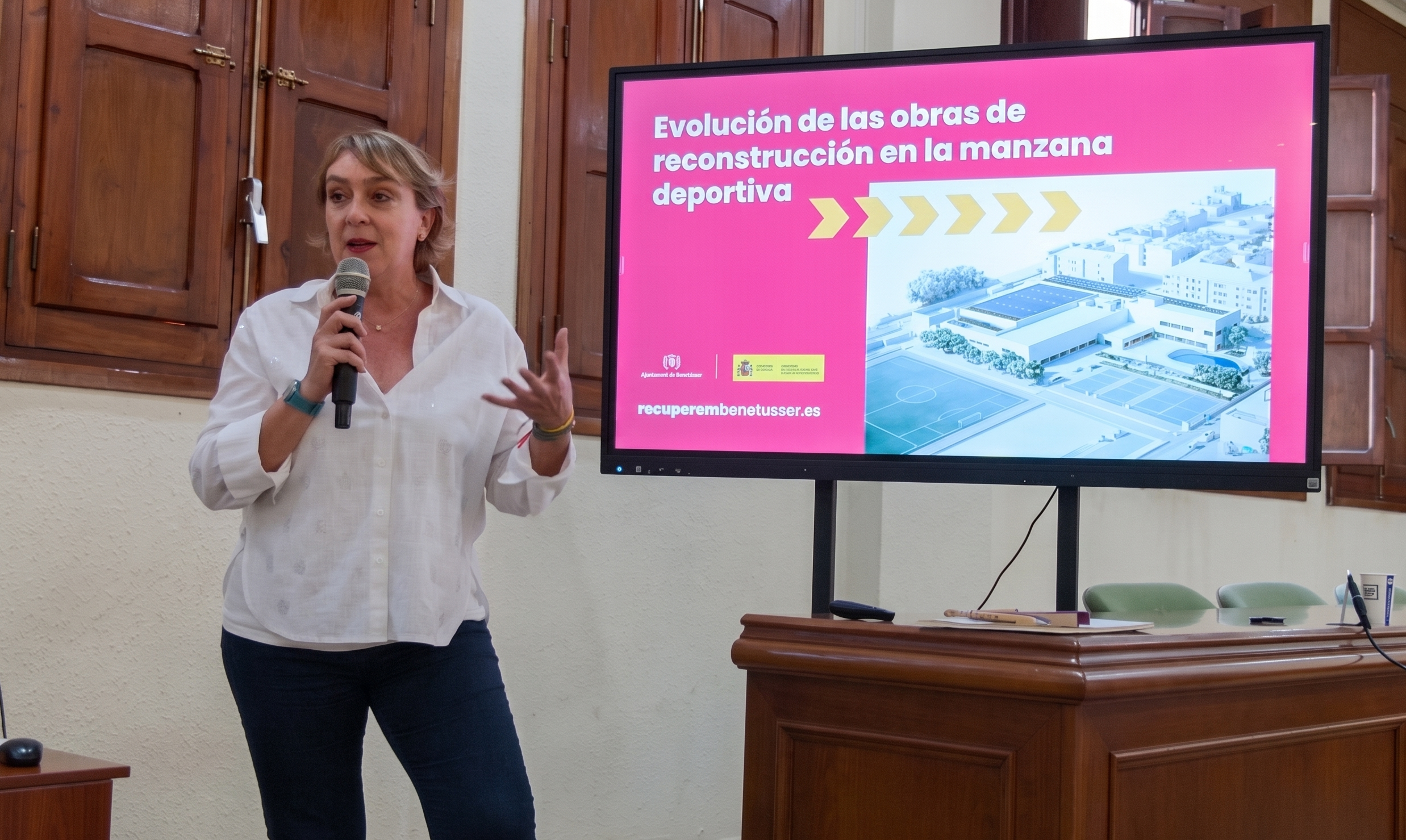 Eva Sanz en la asamblea ciudadana Manzana Deportiva