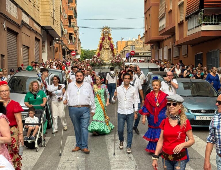 Sagredo y Puri Torres participando en la multitudinaria Romería del Rocío de la FECA-CV en Paterna este sábado