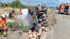Un camión cisterna con 11.000 litros de gasóleo vuelca en una vía de servicio en Moncada