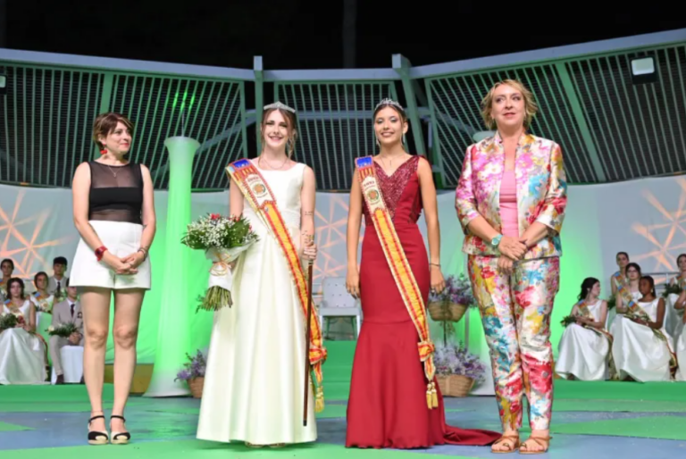 NOTA DE PRENSA Benetússer arranca sus Fiestas Mayores con la proclamación de Nadia Mejías Martínez como Festera Mayor 2026 La plaza Cardenal Benlloch se llenó de vecinos para presenciar la gala de presentación de los 48 festeros y festeras de este año. La alcaldesa, Eva Sanz, invitó a la ciudadanía a disfrutar en la calle y a hacer comunidad a través de unas fiestas participativas y diversas. BENETÚSSER – 20 DE JUNIO DE 2026 – El municipio de Benetússer ha inaugurado oficialmente sus esperadas Fiestas Mayores con la celebración de la gala de presentación y elección de su nueva Festera Mayor para el año 2026. El evento, desarrollado al aire libre en la emblemática plaza Cardenal Benlloch, reunió a centenares de ciudadanos que no quisieron perderse el pistoletazo de salida a los días grandes de la localidad. La jornada festiva comenzó por la tarde con el tradicional pasacalle. La alcaldesa de Benetússer, Eva Sanz, junto a la concejala de Fiestas, Ana Martín, y el resto de la corporación municipal, recorrieron las calles del municipio para recoger individualmente en sus domicilios a los 48 jóvenes que este año integran la corte festera en representación de las distintas asociaciones y entidades locales. El recorrido finalizó con el emotivo encuentro con Laura Marina Almudever, Festera Mayor de 2025, quien iniciaba así su última aparición oficial como máxima representante. Encendido de luces y discursos institucionales Tras el desfile, se procedió al encendido oficial de la iluminación que decorará el municipio durante las fiestas, dando paso a la gala en el escenario principal. Uno a uno, los jóvenes subieron para recibir sus correspondientes bandas, carambas y ramos de flores. Durante el turno de intervenciones, la alcaldesa Eva Sanz dirigió unas palabras a los asistentes, animándoles a "encontrarse en la calle y a celebrar unidos para demostrar lo que somos: un pueblo abierto, participativo, diverso, acogedor, orgulloso de sus raíces y capaz de construir comunidad también desde la fiesta". Asimismo, Sanz aprovechó el momento para aplaudir la implicación y el gran trabajo realizado por Laura Marina Almudever durante su año de reinado, quien por su parte aseguró en su discurso de despedida que la experiencia ha sido "uno de los mejores años de su vida". El azar elige a la nueva representante El momento álgido de la velada llegó cuando la suerte dictó sentencia. Actuando como mano inocente, la reina saliente extrajo el nombre de Nadia Mejías Martínez, representante de la cofradía Virgen de los Dolores, convirtiéndola oficialmente en la Festera Mayor de Benetússer 2026. La elección fue celebrada por todo lo alto con el disparo de un castillo de fuegos artificiales que iluminó el cielo del municipio. Acto seguido, se realizó el traspaso de poderes: Laura Marina impuso la banda y la tiara tradicional a su sucesora, mientras que la alcaldesa le hizo entrega de la vara de mando local. Con la nueva Festera Mayor ocupando ya su trono, Benetússer inicia una semana repleta de actividades, hermandad y tradición.