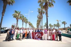 Las playas de Alboraya, La Pobla de Farnals, El Puig y Puçol lucirán este verano la Bandera Qualitur 2026, el distintivo concedido por Turisme Comunitat Valenciana a los municipios que acreditan estándares certificados en calidad, medio ambiente y accesibilidad. En total, la Generalitat ha reconocido a 206 playas y calas de 40 municipios de la Comunitat Valenciana. La distinción reconoce el esfuerzo de los ayuntamientos por ofrecer playas con aguas limpias, arenas cuidadas, servicios higiénicos, medidas de vigilancia, zonas de esparcimiento y ocio, protección ambiental y accesibilidad universal. La consellera de Industria, Turismo, Innovación y Comercio, Marián Cano, ha entregado este lunes las banderas en un acto celebrado en Burriana, acompañada por el alcalde de la localidad, Jorge Monferrer, y por el secretario autonómico de Turismo, José Manuel Camarero. Durante su intervención, Cano ha afirmado que “hoy no hemos entregado únicamente unas banderas; hemos reconocido el esfuerzo de los municipios que trabajan durante todo el año para ofrecer playas y calas en las mejores condiciones de calidad, seguridad, sostenibilidad ambiental y accesibilidad”. La consellera ha defendido que la Bandera Qualitur evidencia la capacidad de la Comunitat Valenciana para situarse a la vanguardia de la excelencia turística y ha subrayado que este distintivo es “la seña de identidad de esa excelencia”. En la provincia de Valencia, la Bandera Qualitur ondeará este verano en 17 municipios costeros: Alboraya, Bellreguard, Canet d’En Berenguer, Daimús, Cullera, Gandia, Miramar, Oliva, Piles, La Pobla de Farnals, El Puig de Santa María, Puçol, Sagunto, Sueca, Tavernes de la Valldigna, València y Xeraco. La provincia de Valencia es la que cuenta con mayor número de municipios distinguidos, con 65 certificados distribuidos en 44 playas. En número de certificados destacan Cullera, con 12; Sagunto, con 9; y València, con 7. En número de playas certificadas sobresalen Cullera, con 8, y Oliva, con 6. En el conjunto de la Comunitat Valenciana, Turisme ha concedido la Bandera Qualitur a 206 playas y calas que reúnen alguno de los certificados reconocidos en materia de calidad, gestión medioambiental o accesibilidad. En total, se han contabilizado 143 certificados distribuidos entre los 40 municipios galardonados. Los modelos de excelencia reconocidos son la ISO 9001 y la Q Calidad Turística en materia de calidad; la ISO 14001, el Reglamento EMAS y la S de Sostenibilidad en gestión medioambiental; y la Norma UNE 170001 en accesibilidad. De los 143 certificados concedidos, el 55% corresponde a sistemas de calidad, el 39,16% a gestión medioambiental y el 6,29% a accesibilidad. Por provincias, Castellón suma 11 municipios reconocidos, con 35 certificados repartidos en 70 playas y calas. Alicante cuenta con 12 municipios galardonados, 43 certificados y 92 playas y calas, lo que la sitúa como la provincia con mayor número de playas reconocidas.