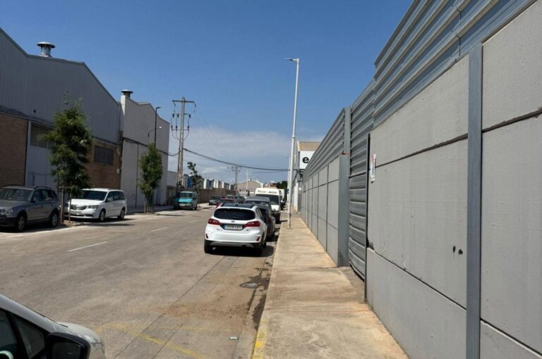 El Ayuntamiento de Foios ha publicado la licitación de las obras de mejora y modernización del polígono La Yutera, con una inversión de 168.896,97 euros procedente de la cofinanciación del Instituto Valenciano de Competitividad Empresarial y de fondos propios municipales. La actuación forma parte de las ayudas destinadas a la dotación de infraestructuras y servicios en áreas industriales y enclaves tecnológicos, y permitirá renovar distintos elementos del área empresarial para mejorar su accesibilidad, seguridad, funcionalidad y competitividad. Los pliegos de la nueva licitación se han publicado por un importe máximo de 168.896,97 euros, después de que la convocatoria anterior quedara desierta. El presupuesto ha sido ampliado con fondos del Ayuntamiento de Foios para poder sacar adelante la intervención. Las obras previstas incluyen la sustitución de la red de agua potable de fibrocemento por una nueva red de fundición dúctil, la mejora del drenaje, la renovación del alumbrado con tecnología LED, la instalación de nueva señalización vertical y horizontal y la plantación de nuevos árboles para ampliar las zonas verdes. El proyecto contempla también mejoras de accesibilidad mediante nuevo pavimento en aceras y calzadas. Además, se ampliará la acera de la calle Vicente Ruiz El Soro para reforzar la seguridad peatonal en el entorno del polígono. El alcalde de Foios, Sergi Ruiz, y el concejal de Emprendimiento y Polígonos Industriales, Ferran Bartual, han señalado que “con esta inversión en La Yutera reforzamos la integración urbana y la accesibilidad de esta área empresarial del pueblo, del mismo modo que estamos ejecutando en El Molí, con dotaciones municipales de mayor calidad y adaptadas a las nuevas necesidades”. Ruiz y Bartual han afirmado que la intervención busca “dar respuesta a las empresas y favorecer también la llegada de nuevas iniciativas empresariales que generan empleo, riqueza y futuro”. Los responsables municipales han añadido que se trata de una actuación “pensada para hacer el polígono más seguro, más funcional y más competitivo para las empresas y el vecindario de Foios”. El Ayuntamiento de Foios también ha llevado a cabo otras actuaciones dentro del marco de las subvenciones del IVACE, como la instalación de una estación de carga para vehículos eléctricos en la calle Vicente Ruiz El Soro, en el propio polígono La Yutera. Asimismo, el consistorio ha ampliado el sistema de videovigilancia en las dos áreas empresariales del municipio, El Molí y La Yutera, con el objetivo de reforzar la seguridad y mejorar el control del tráfico. Según los datos municipales, Foios se acerca en los últimos seis años a los 2,5 millones de euros de inversión global en sus polígonos industriales. Estas actuaciones sitúan al municipio de l’Horta Nord entre las localidades que más están invirtiendo en la modernización de sus áreas empresariales.