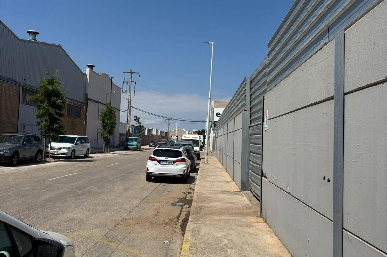 El Ayuntamiento de Foios ha publicado la licitación de las obras de mejora y modernización del polígono La Yutera, con una inversión de 168.896,97 euros procedente de la cofinanciación del Instituto Valenciano de Competitividad Empresarial y de fondos propios municipales. La actuación forma parte de las ayudas destinadas a la dotación de infraestructuras y servicios en áreas industriales y enclaves tecnológicos, y permitirá renovar distintos elementos del área empresarial para mejorar su accesibilidad, seguridad, funcionalidad y competitividad. Los pliegos de la nueva licitación se han publicado por un importe máximo de 168.896,97 euros, después de que la convocatoria anterior quedara desierta. El presupuesto ha sido ampliado con fondos del Ayuntamiento de Foios para poder sacar adelante la intervención. Las obras previstas incluyen la sustitución de la red de agua potable de fibrocemento por una nueva red de fundición dúctil, la mejora del drenaje, la renovación del alumbrado con tecnología LED, la instalación de nueva señalización vertical y horizontal y la plantación de nuevos árboles para ampliar las zonas verdes. El proyecto contempla también mejoras de accesibilidad mediante nuevo pavimento en aceras y calzadas. Además, se ampliará la acera de la calle Vicente Ruiz El Soro para reforzar la seguridad peatonal en el entorno del polígono. El alcalde de Foios, Sergi Ruiz, y el concejal de Emprendimiento y Polígonos Industriales, Ferran Bartual, han señalado que “con esta inversión en La Yutera reforzamos la integración urbana y la accesibilidad de esta área empresarial del pueblo, del mismo modo que estamos ejecutando en El Molí, con dotaciones municipales de mayor calidad y adaptadas a las nuevas necesidades”. Ruiz y Bartual han afirmado que la intervención busca “dar respuesta a las empresas y favorecer también la llegada de nuevas iniciativas empresariales que generan empleo, riqueza y futuro”. Los responsables municipales han añadido que se trata de una actuación “pensada para hacer el polígono más seguro, más funcional y más competitivo para las empresas y el vecindario de Foios”. El Ayuntamiento de Foios también ha llevado a cabo otras actuaciones dentro del marco de las subvenciones del IVACE, como la instalación de una estación de carga para vehículos eléctricos en la calle Vicente Ruiz El Soro, en el propio polígono La Yutera. Asimismo, el consistorio ha ampliado el sistema de videovigilancia en las dos áreas empresariales del municipio, El Molí y La Yutera, con el objetivo de reforzar la seguridad y mejorar el control del tráfico. Según los datos municipales, Foios se acerca en los últimos seis años a los 2,5 millones de euros de inversión global en sus polígonos industriales. Estas actuaciones sitúan al municipio de l’Horta Nord entre las localidades que más están invirtiendo en la modernización de sus áreas empresariales.