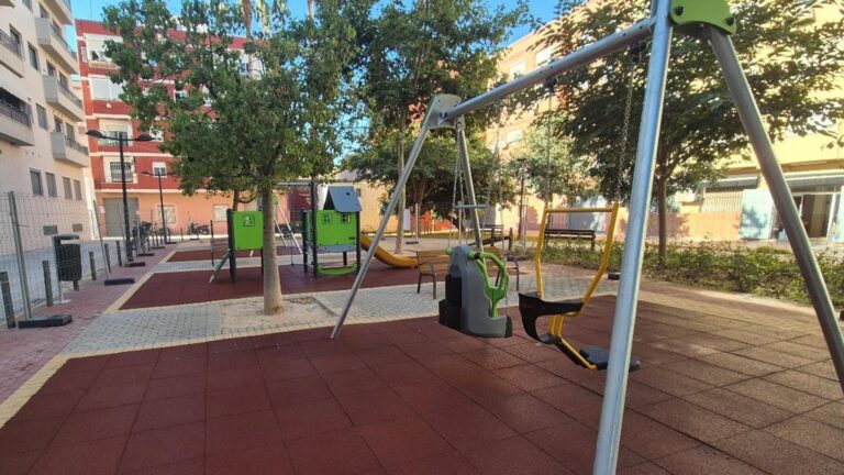 València remodela el jardín de la plaza Portadors de la Mare de Déu de Pinedo con nuevos juegos infantiles