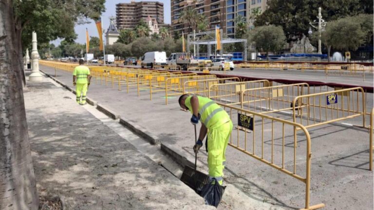 El Ayuntamiento de València pone a punto los 132 imbornales de L’Albereda tras la Batalla de Flores