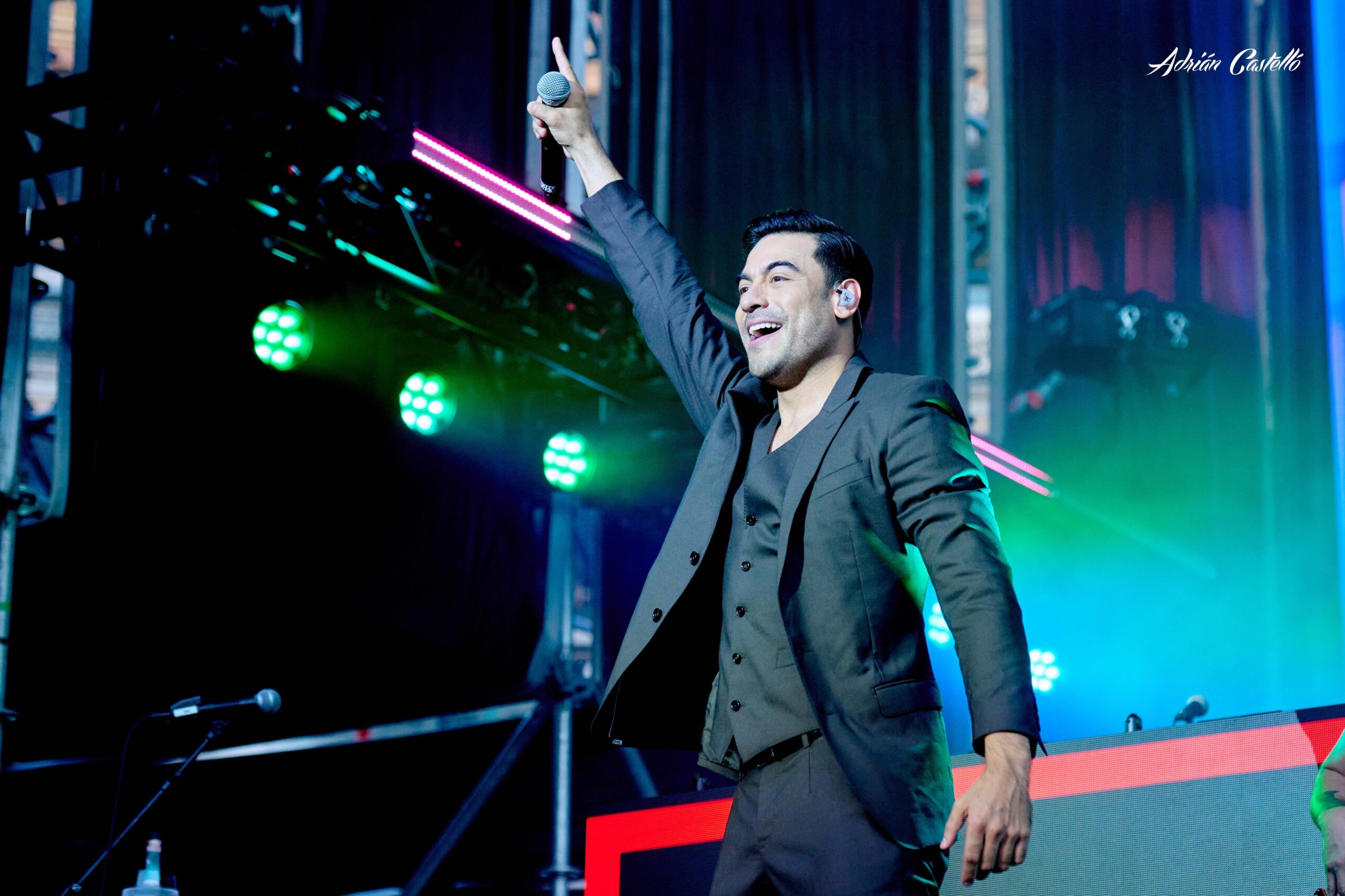 Carlos Rivera en concierto. Foto: @adriancastellofotografo