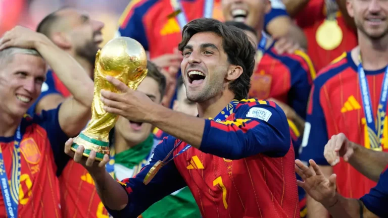 Ferran Torres con la Copa del Mundo de fútbol