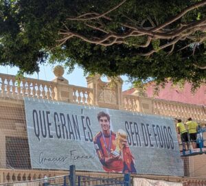 pancarta Foios en honor a Ferran Torres