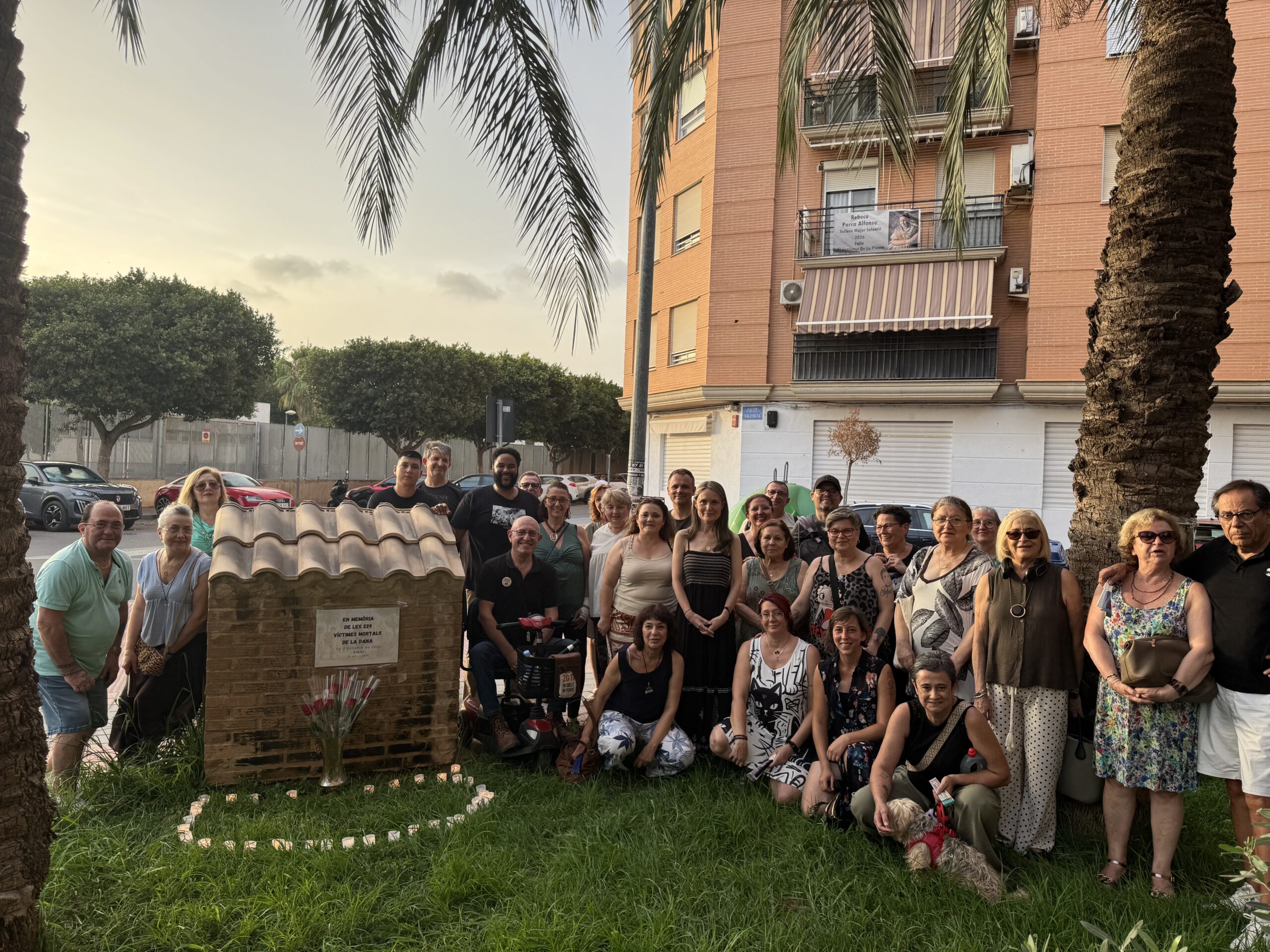 Vecinos de Albal restauran la placa vandalizada del memorial de las víctimas de la DANA