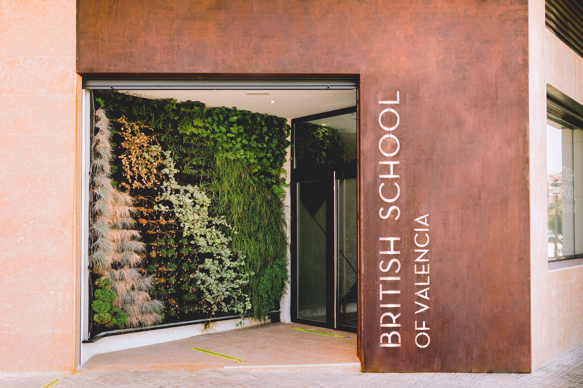 British School of Valencia (BSV) continúa avanzando en su compromiso con la mejora continua de la experiencia educativa mediante un ambicioso proyecto de renovación y optimización de sus instalaciones. El colegio está llevando a cabo durante los meses de verano una serie de actuaciones valoradas en aproximadamente 400.000 euros, que permitirán adaptar sus espacios al crecimiento de la comunidad educativa y a las nuevas metodologías de enseñanza.
Las obras, que finalizarán antes del inicio del próximo curso, se ejecutan aprovechando el periodo estival para evitar cualquier interferencia con la actividad lectiva y garantizar que los alumnos puedan disfrutar de las nuevas instalaciones desde el primer día de clase.
Entre las principales actuaciones destacan la ampliación del comedor, la creación de nuevas aulas mediante una redistribución eficiente de los espacios existentes, la renovación integral de la zona exterior de chill out, la incorporación de un nuevo espacio específico para la práctica musical (music pod) y la construcción de nuevos vestuarios y un comedor destinado al profesorado.
Como colegio urbano ubicado en el centro de Valencia, British School of Valencia apuesta por aprovechar al máximo cada uno de sus espacios para seguir evolucionando sin renunciar a las ventajas que ofrece su ubicación. Estas mejoras permitirán incrementar la funcionalidad de las instalaciones y ofrecer entornos más cómodos, versátiles y adaptados a las necesidades actuales de alumnos y docentes.
“Nuestro objetivo es seguir evolucionando como centro educativo para ofrecer a nuestros alumnos los mejores espacios posibles para aprender, crecer y desarrollarse. Cada mejora responde a una visión a largo plazo basada en la innovación, la calidad educativa y el bienestar de toda nuestra comunidad escolar”, destacan desde la dirección del colegio.
Mejora de la experiencia diaria
Además de mejorar la experiencia diaria de estudiantes y profesores, el proyecto incorpora criterios de sostenibilidad en la planificación y ejecución de las actuaciones, reforzando el compromiso de BSV con un desarrollo más responsable y eficiente que contribuya a reducir su impacto ambiental.
Las nuevas instalaciones beneficiarán a toda la comunidad educativa. Los alumnos contarán con espacios más modernos y adaptados a las metodologías actuales; el profesorado dispondrá de mejores recursos para desarrollar su labor diaria; y las familias verán reforzada la apuesta del colegio por ofrecer un entorno educativo innovador, seguro y preparado para afrontar los retos del futuro.
Con esta inversión, British School of Valencia reafirma su filosofía de situar al alumno en el centro de todas las decisiones, entendiendo que los espacios también forman parte del proceso de aprendizaje y son fundamentales para favorecer el bienestar, la creatividad y el desarrollo integral de cada estudiante.