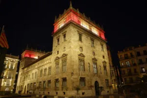 El Palau de la Generalitat i les principals estacions de Metrovalencia s’il·luminen per la final del Mundial