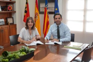 Juan Antonio Sagredo y Empar Martínez firman el convenio entre Paterna Ciudad de Empresas y FEMEVAL