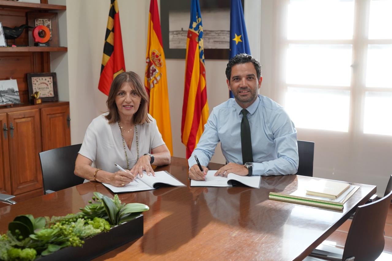 Juan Antonio Sagredo y Empar Martínez firman el convenio entre Paterna Ciudad de Empresas y FEMEVAL