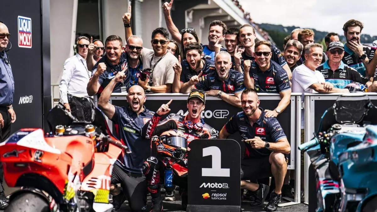 <p>El piloto de Puçol <strong>Iván Ortolá</strong> ha logrado la victoria en la carrera de Moto2 del <strong>Gran Premio de Alemania</strong>, disputada este domingo en el circuito de Sachsenring, después de contener durante las últimas vueltas la presión de Daniel Holgado.</p>
<p>Ortolá, integrante del equipo QJMOTOR – R.O.M.E.A – MSI, firmó una salida perfecta y conservó la primera posición por delante de Izan Guevara y Manuel González. El piloto valenciano comenzó a imponer su ritmo desde los primeros giros, aunque Holgado logró avanzar hasta la segunda plaza y se convirtió en su principal amenaza.</p>
<p>Los seis primeros clasificados permanecieron separados por apenas dos segundos durante buena parte de la prueba. Ortolá mantuvo el liderato mientras Holgado esperaba su oportunidad para atacar y Guevara trataba de no perder contacto con los dos pilotos de cabeza.</p>
<p>El tramo final de la carrera obligó al piloto de Puçol a gestionar la presión de Holgado, que se acercó en las últimas vueltas y llegó con opciones de discutirle la victoria. Ortolá, sin embargo, mantuvo la calma y defendió la primera posición hasta cruzar la línea de meta.</p>
<p>El triunfo en Sachsenring confirma el gran momento del piloto valenciano, que suma así su <strong>segunda victoria en las tres últimas carreras</strong> y vuelve a situarse entre los nombres propios de la categoría intermedia del Mundial.</p>
<p>El podio tuvo protagonismo español, con <strong>Iván Ortolá</strong> en lo más alto, Daniel Holgado en la segunda posición e Izan Guevara completando el tercer cajón. Manuel González finalizó sexto, su peor resultado de la temporada, aunque mantiene el liderato de la clasificación general.</p>
<p>La victoria permite a Ortolá reforzar su candidatura en Moto2 y ampliar una racha que le consolida como uno de los pilotos más en forma del campeonato.</p>
<p>El triunfo del piloto de <a href="https://www.hortanoticias.com/horta-nord/pucol/"><strong>Puçol</strong></a> en Alemania supone un nuevo éxito para el motociclismo valenciano en una temporada en la que Ortolá está confirmando su adaptación y competitividad en Moto2.</p>