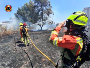 València activa el protocolo de contaminación por los incendios e intrusión de partículas saharianas