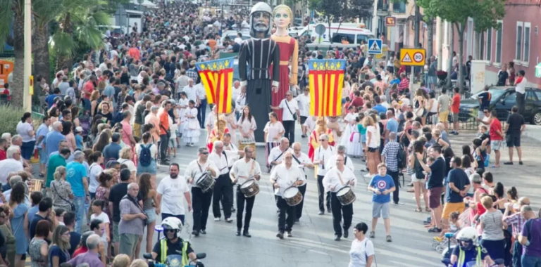 Manises inunda sus calles de tradición en una multitudinaria Cabalgata de la Cerámica 2026