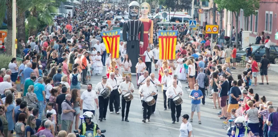 Manises inunda sus calles de tradición en una multitudinaria Cabalgata de la Cerámica 2026
