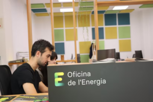 Las oficinas municipales de València asesoran gratuitamente sobre cómo reducir la factura de la luz ante la ola de calor