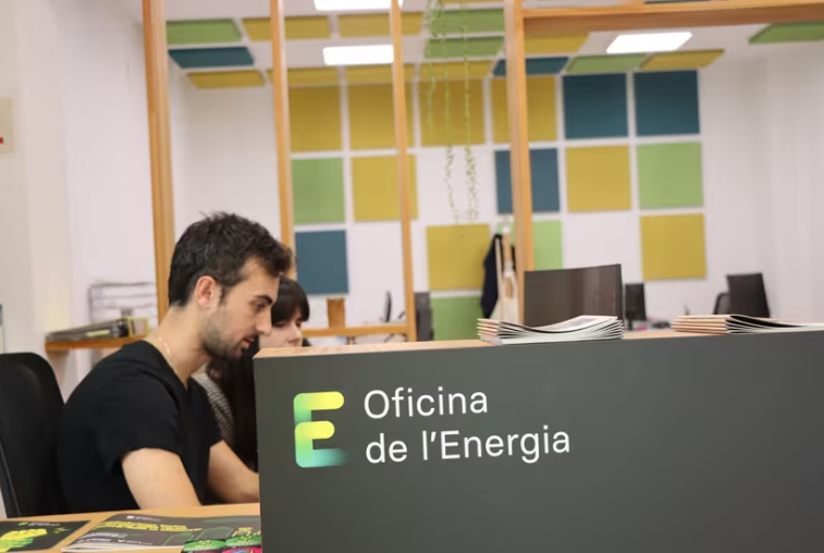 Las oficinas municipales de València asesoran gratuitamente sobre cómo reducir la factura de la luz ante la ola de calor