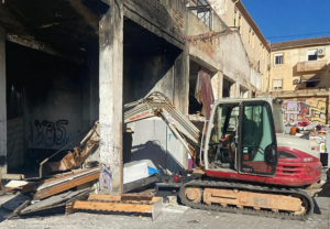 Comienzan los trabajos de desescombro en los bajos incendiados de Benicalap tras el realojo de casi 90 vecinos