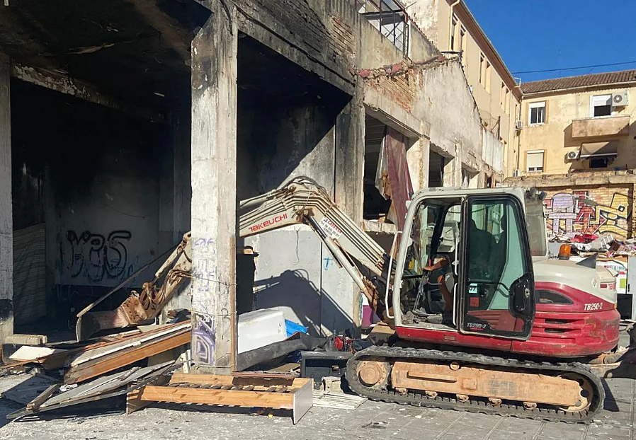 Comienzan los trabajos de desescombro en los bajos incendiados de Benicalap tras el realojo de casi 90 vecinos