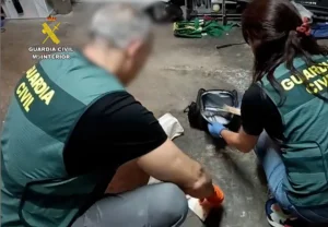 La Guardia Civil desarticula un clan familiar en Valencia que estafó un millón de euros a más de 80 víctimas mediante un sistema piramidal
