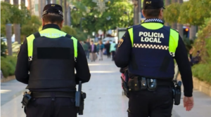 Policías locales y nacionales salvan la vida de un bebé que sufría convulsiones en un comercio de Torrent