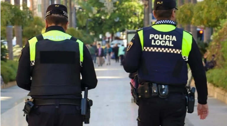 Policías locales y nacionales salvan la vida de un bebé que sufría convulsiones en un comercio de Torrent