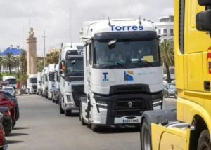Unos mil transportistas y 350 camiones recorren València en honor a San Cristóbal