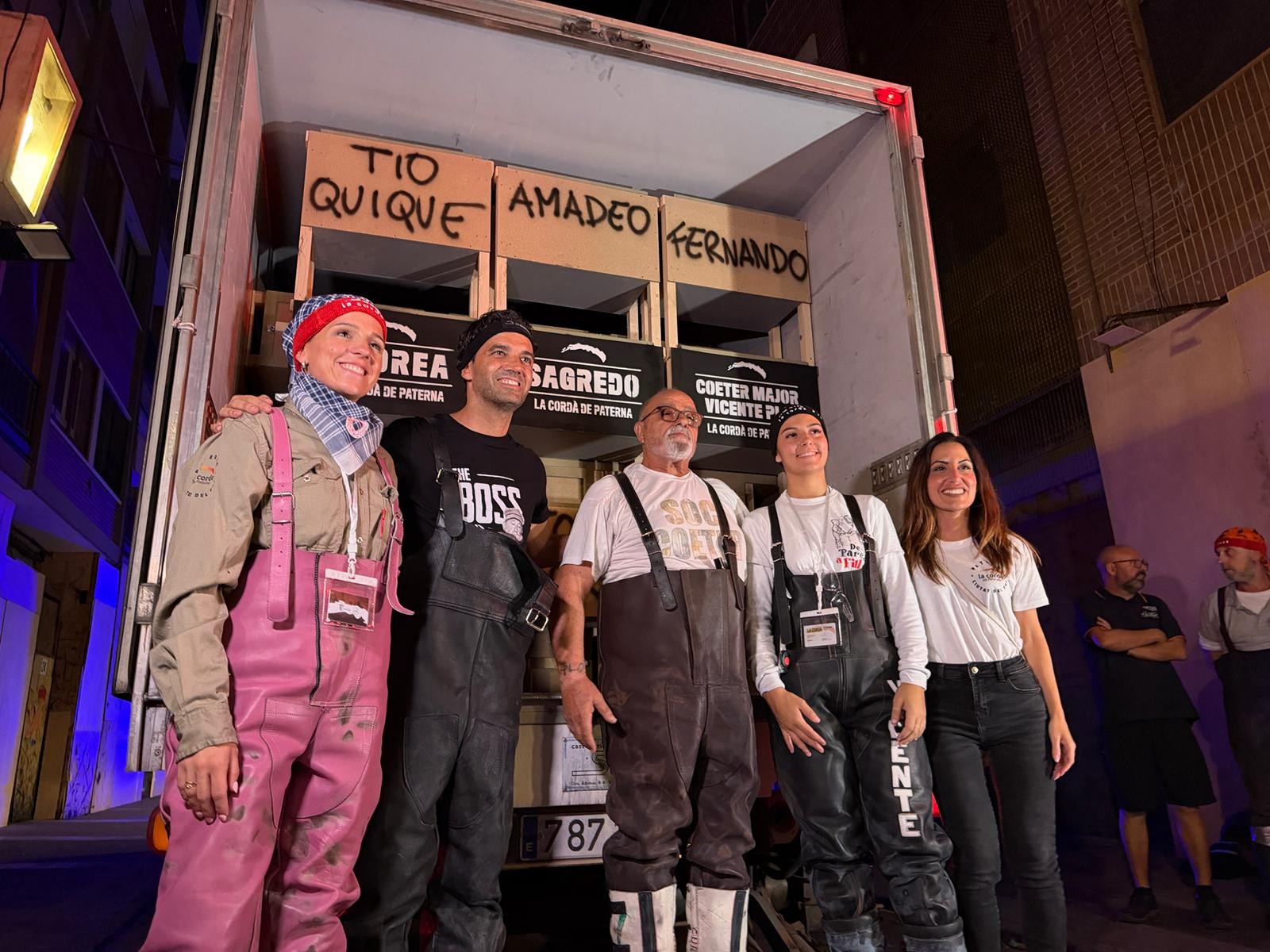 Andrea López, Sagredo, Coeter Major, la Reina de las Fiestas e Isabel Segura a la llegada del camión en la calle Mayor de Paterna con los cajones de pólvora