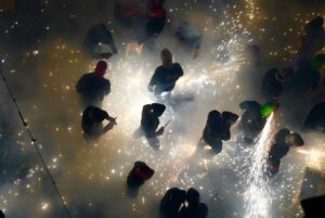 Andrea López, Sagredo, Coeter Major, la Reina de las Fiestas e Isabel Segura a la llegada del camión en la calle Mayor de Paterna con los cajones de pólvora