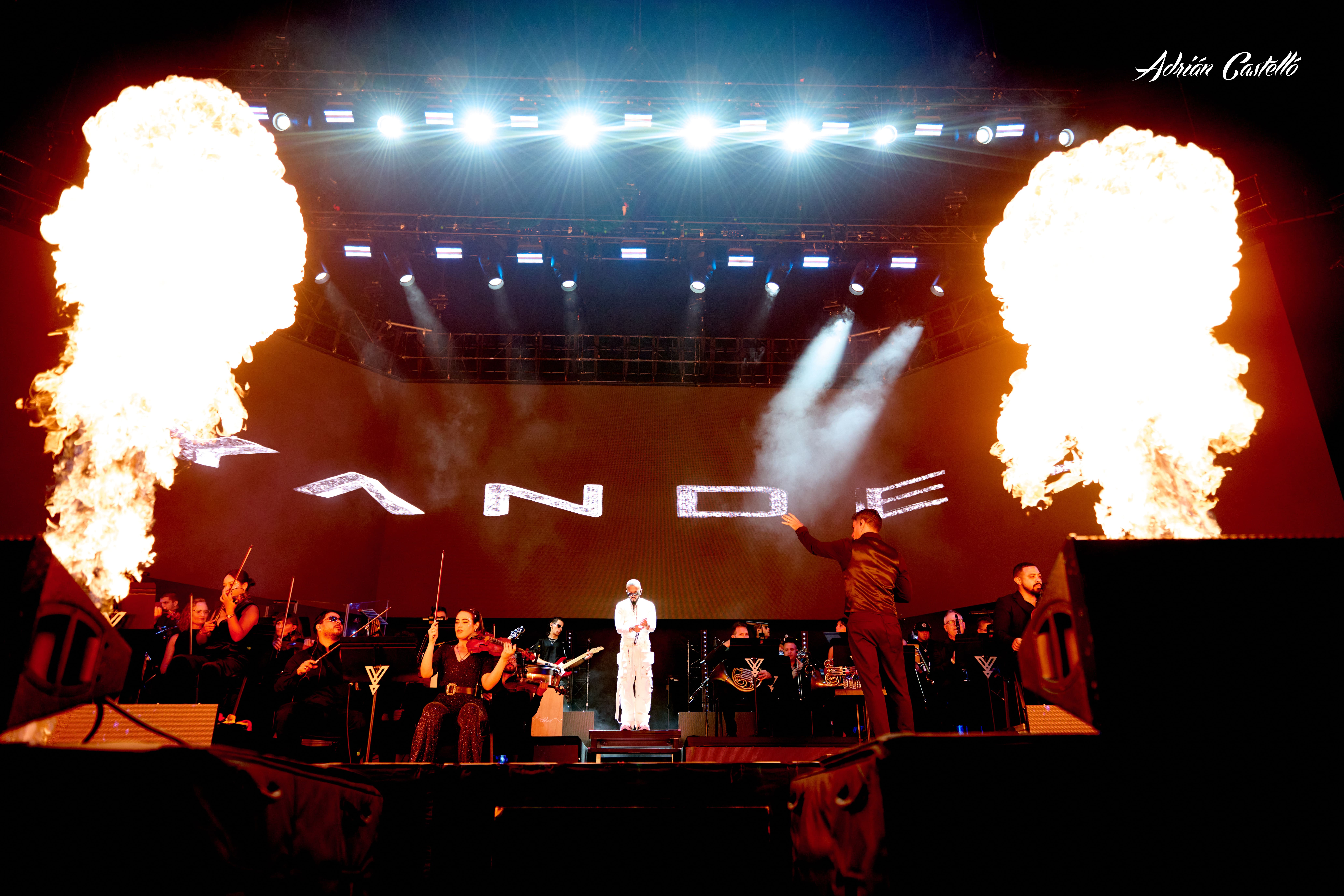 Yandel Sinfónico@Roig Arena Foto: @adriancastellofotografo