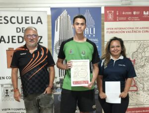 Emilio González (i), Rubén Vinuesa (vencedor del XII Open Internacional Valencia Cuna) y Carols Patiño