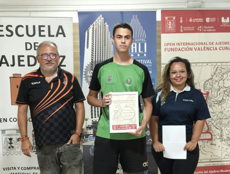 Emilio González (i), Rubén Vinuesa (vencedor del XII Open Internacional Valencia Cuna) y Carols Patiño