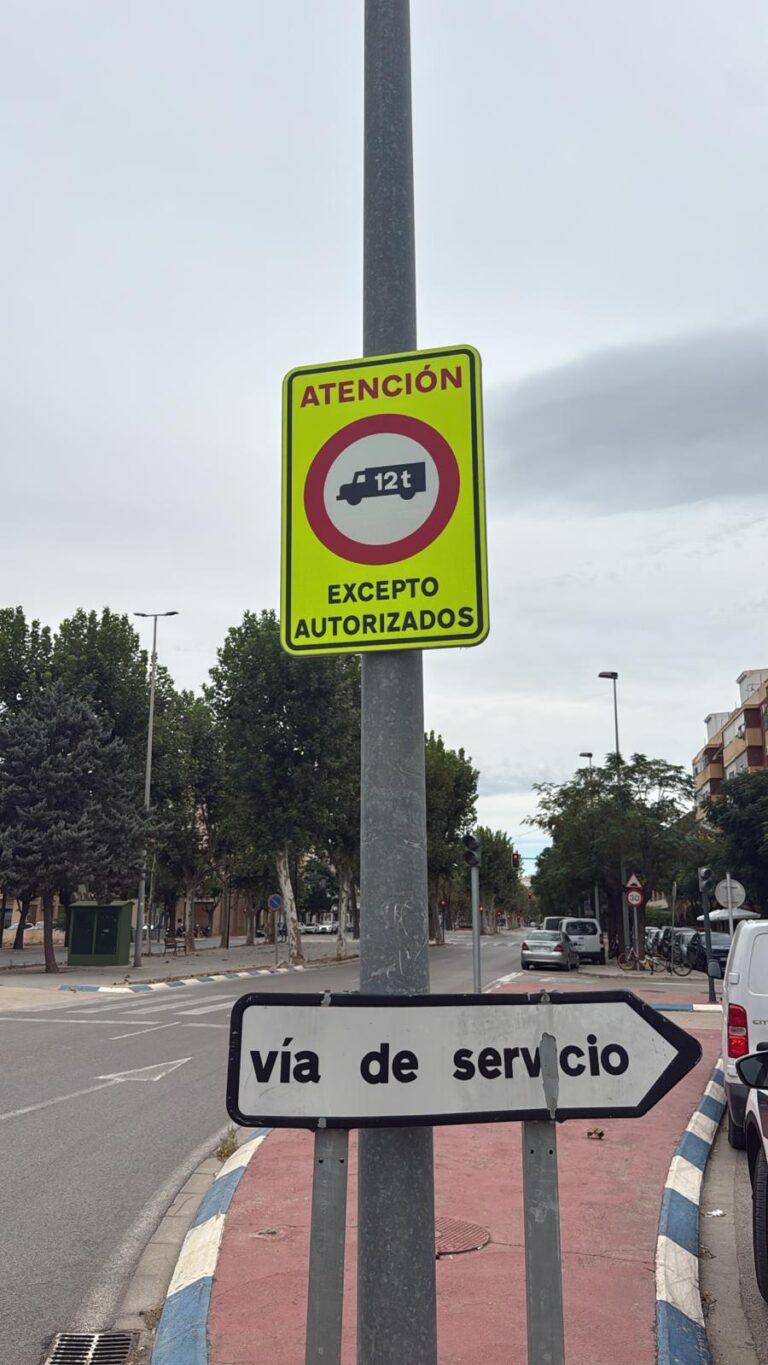 Sedaví restringe el tráfico de camiones de más de 12 toneladas en la avenida País Valenciano y amplía sus cámaras de control