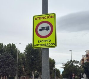 Sedaví restringe el tráfico de camiones de más de 12 toneladas en la avenida País Valenciano y amplía sus cámaras de control