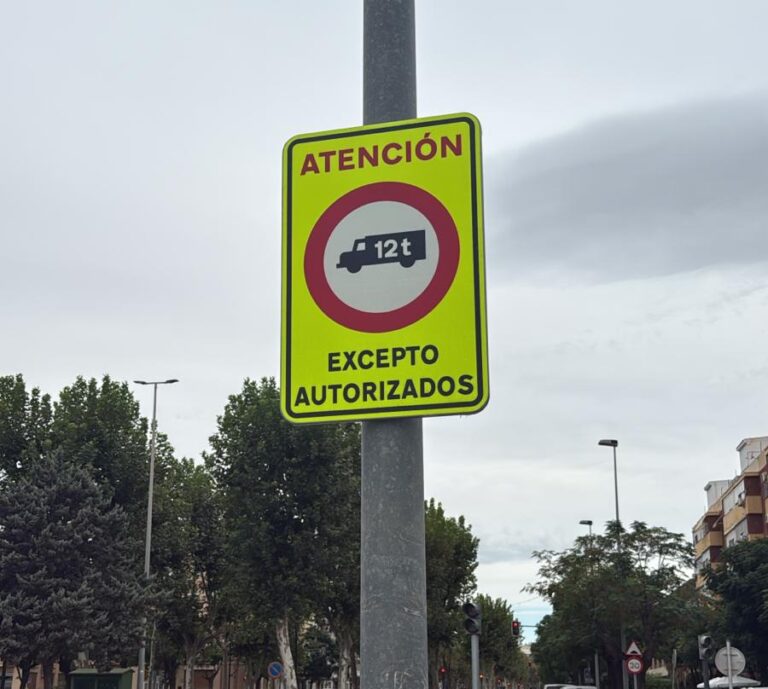 Sedaví restringe el tráfico de camiones de más de 12 toneladas en la avenida País Valenciano y amplía sus cámaras de control