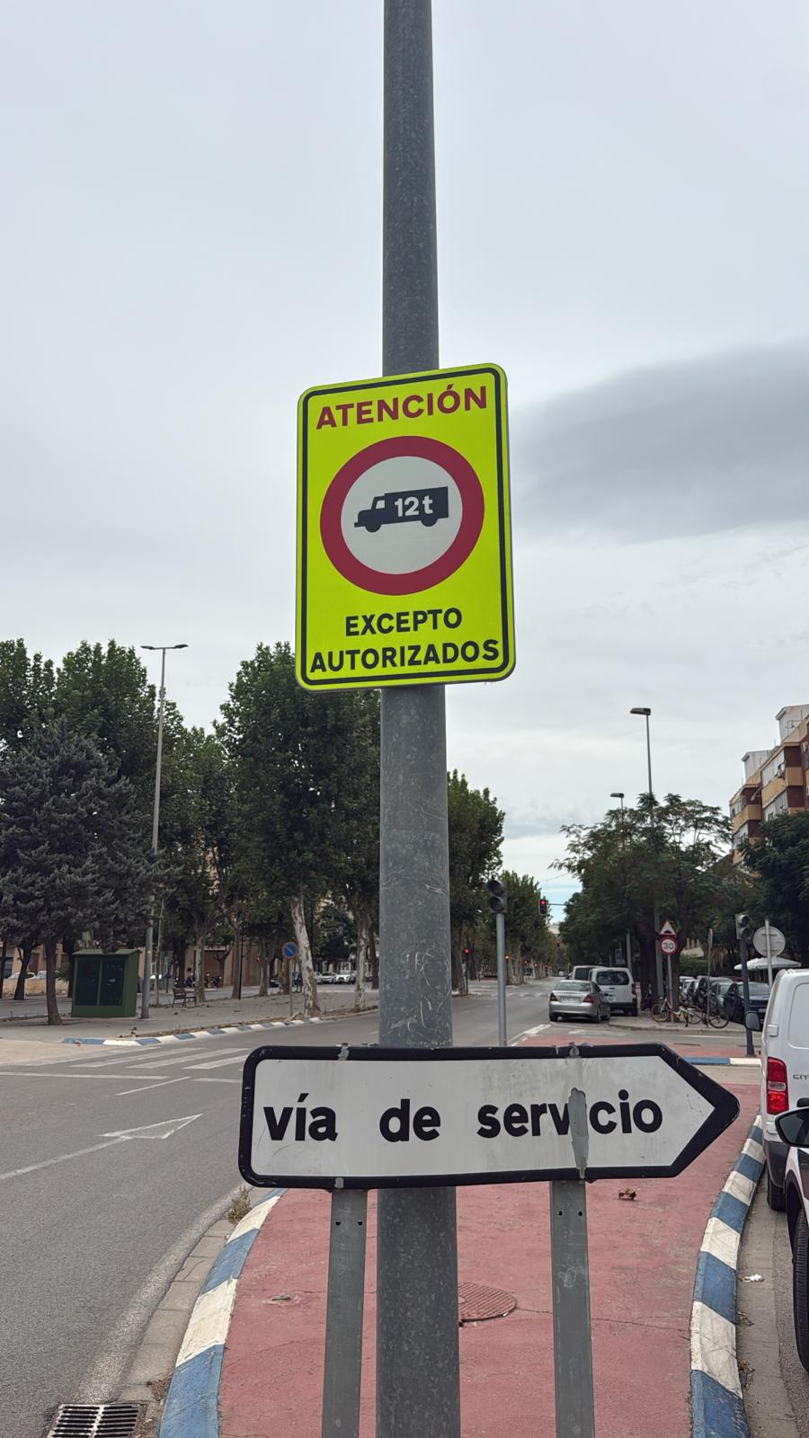 Sedaví restringe el tráfico de camiones de más de 12 toneladas en la avenida País Valenciano y amplía sus cámaras de control