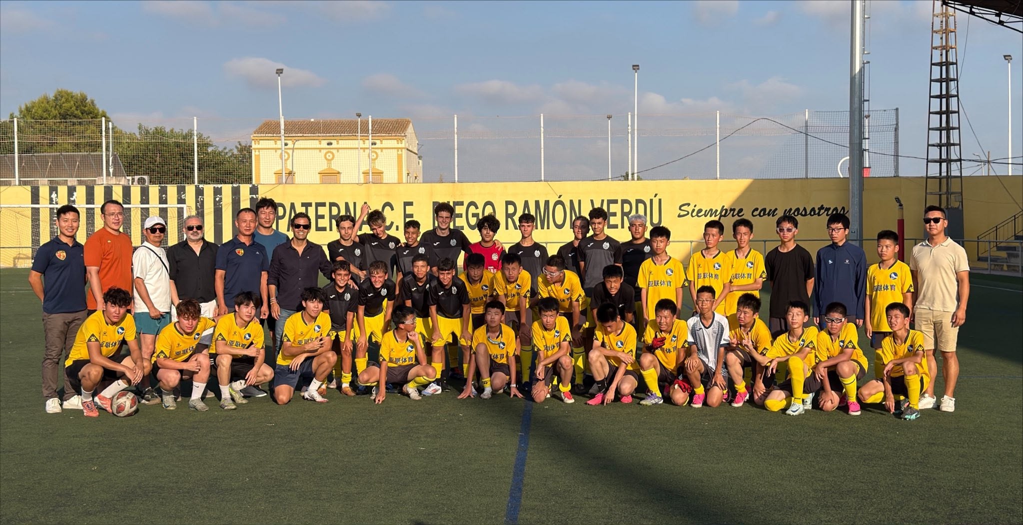 Partido amistoso entre el Paterna CF y la delegación china en el estadio Gerardo Salvador