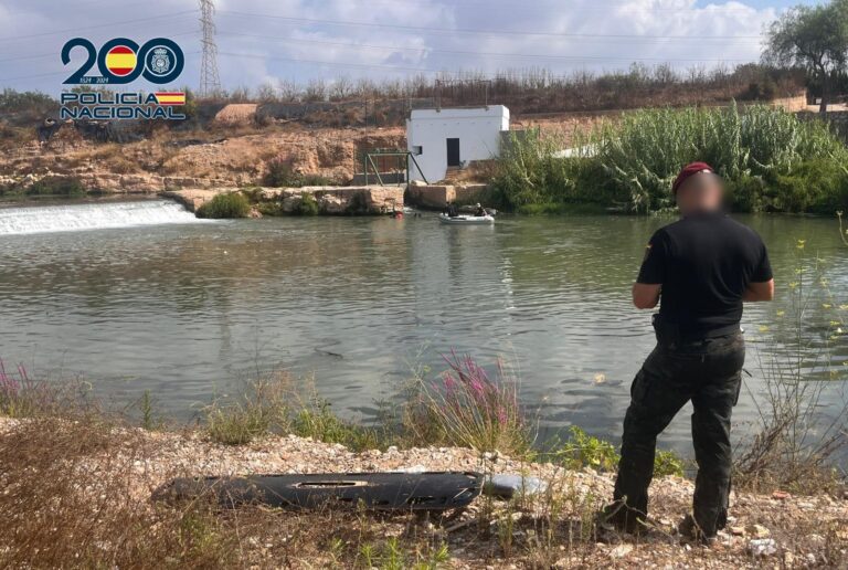 Policía Nacional en el rio Turia a su paso por Manises